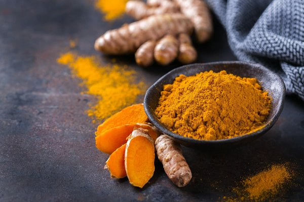 Comment la consommation de curcuma peut-elle aider à traiter les symptômes de l'arthrite rhumatoïde ?