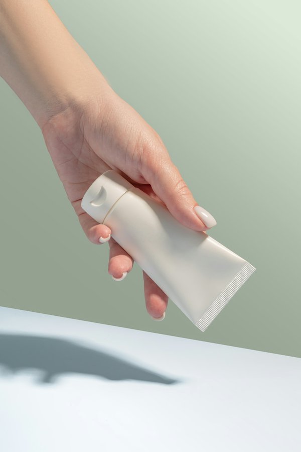 Les secrets des dermatologues pour un soin des lèvres et des mains en pleine santé